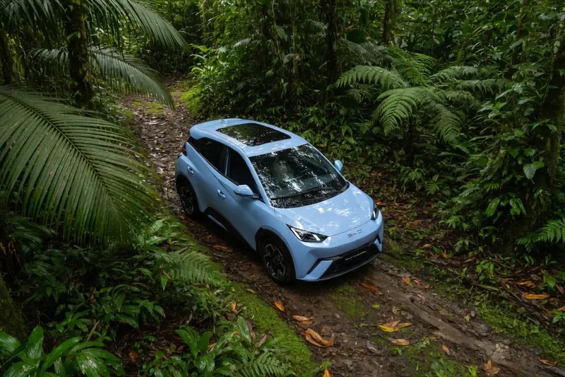Comercial de camioneta filmado en un camino de selva en México
