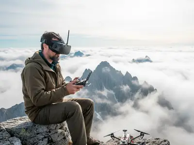 Piloto de drone volando sobre las nubes