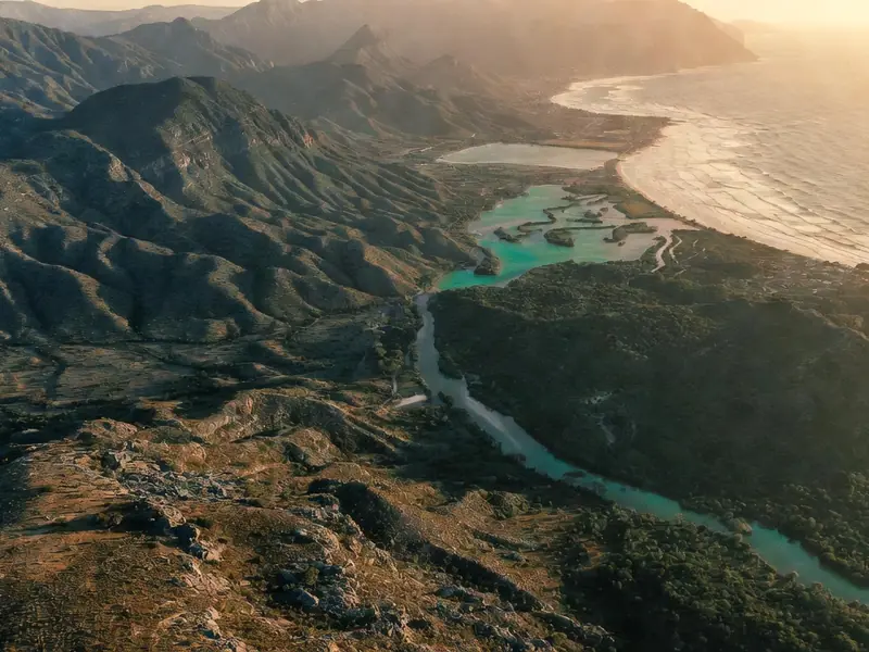 Vista aérea de un valle con río en la hora dorada
