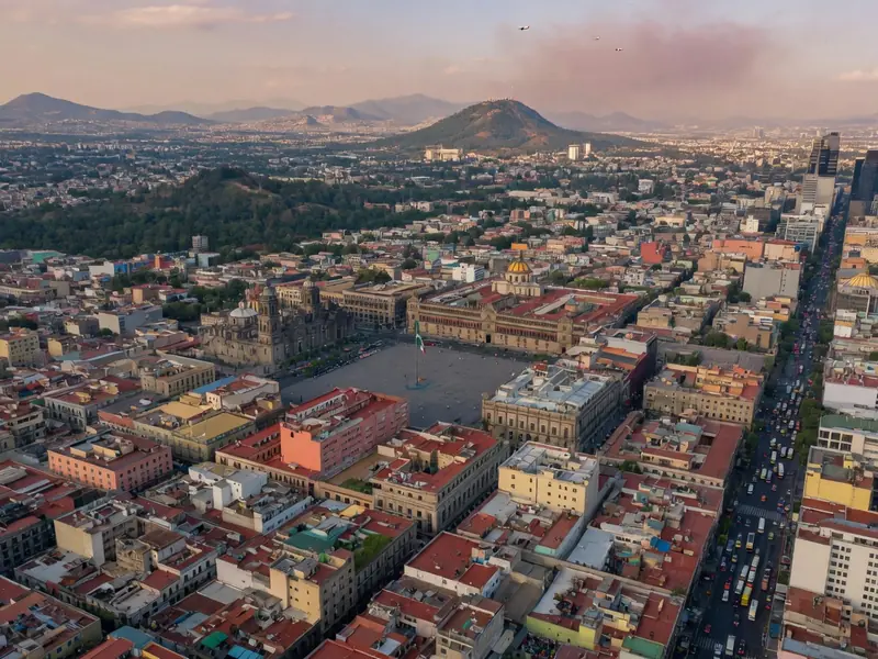 Toma con drone sobre un barrio de la ciudad