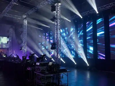 Escenario con pantallas LED listo para la transmisión