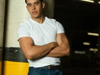 Joven posando en un estacionamiento para un clip de redes